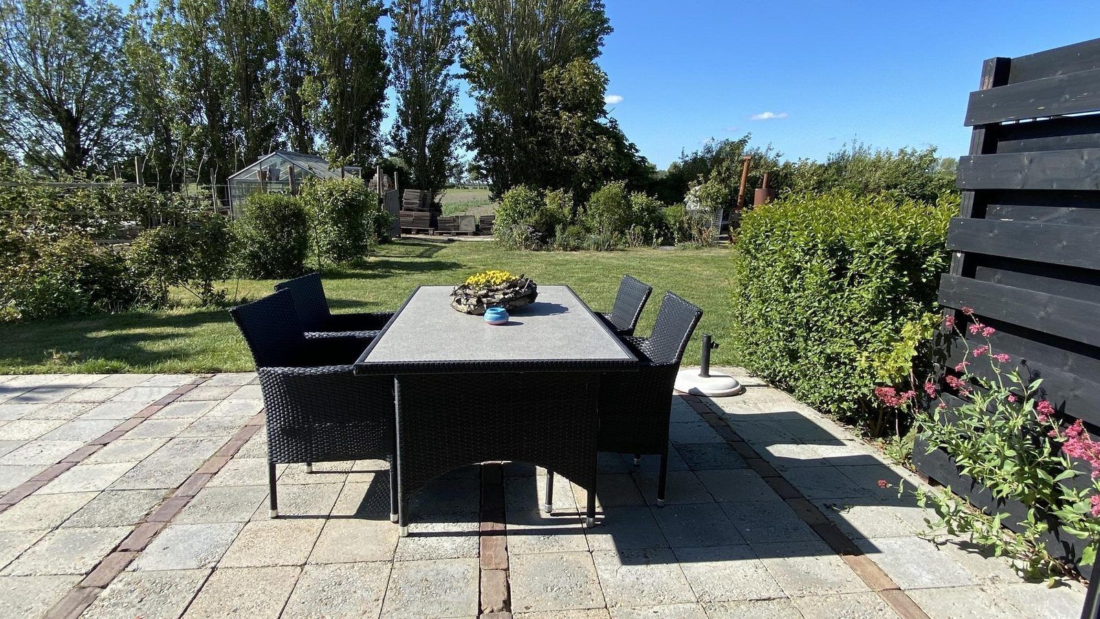 Aussenbereich mit Gartenmoebeln im VZ587 Ferienhaus Vrouwenpolder, Walcheren.