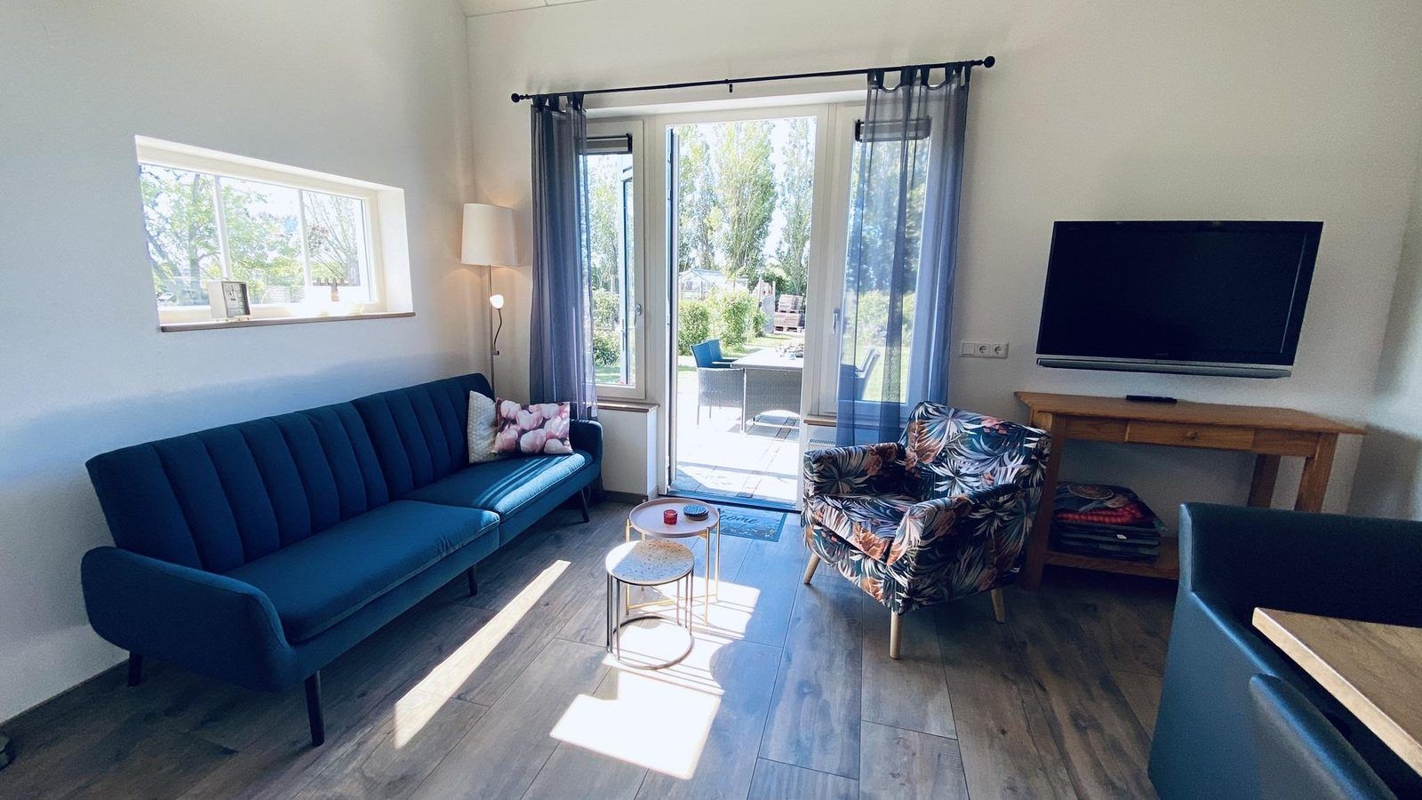 Gemuetliche Sitzecke in VZ587 Ferienhaus Vrouwenpolder, Walcheren, mit Gartenblick.