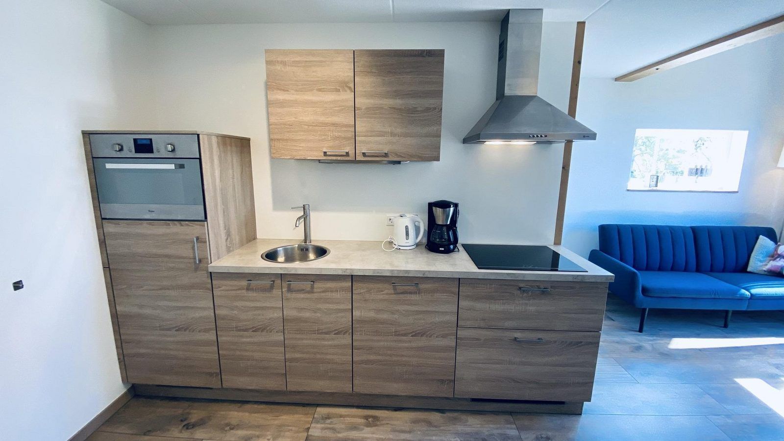 Vollstaendig ausgestattete Kueche in VZ587 Ferienhaus Vrouwenpolder, Walcheren, Zeeland.