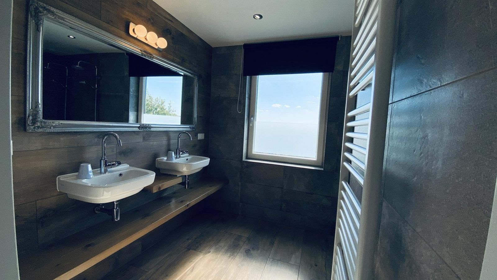 Luxurioeses Badezimmer mit Doppelwaschbecken in VZ587 Ferienhaus Vrouwenpolder, Zeeland.