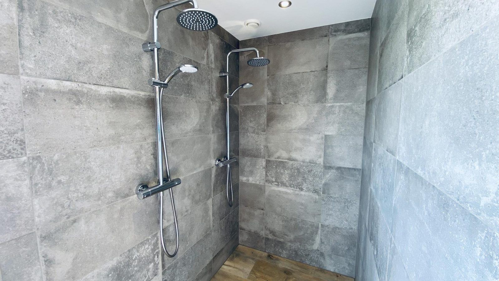 Moderne Duschkoepfe in VZ587 Ferienhaus Vrouwenpolder, Walcheren.