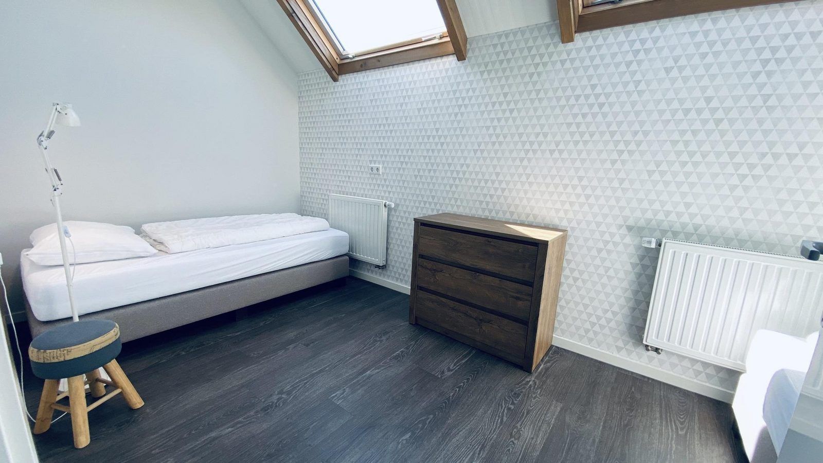 Schlafzimmer mit Einzelbett in VZ587 Ferienhaus Vrouwenpolder, Zeeland.