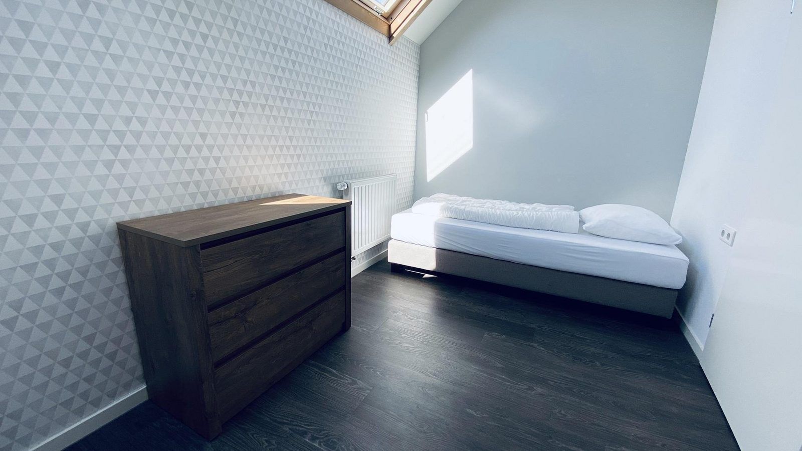 Helles Schlafzimmer mit Bett und Kleiderschrank in VZ587 Ferienhaus Vrouwenpolder, Walcheren.