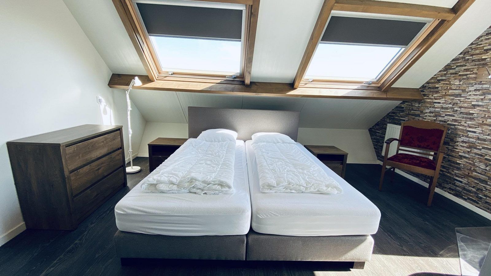 Schlafzimmer mit Dachfenster in VZ587 Ferienhaus Vrouwenpolder, Walcheren.