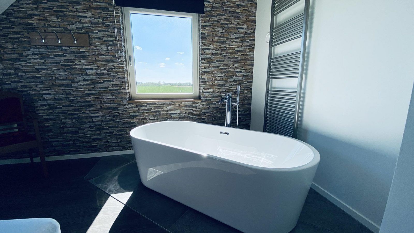 Freistehendes Bad mit Aussicht in VZ587 Ferienhaus Vrouwenpolder, Walcheren.