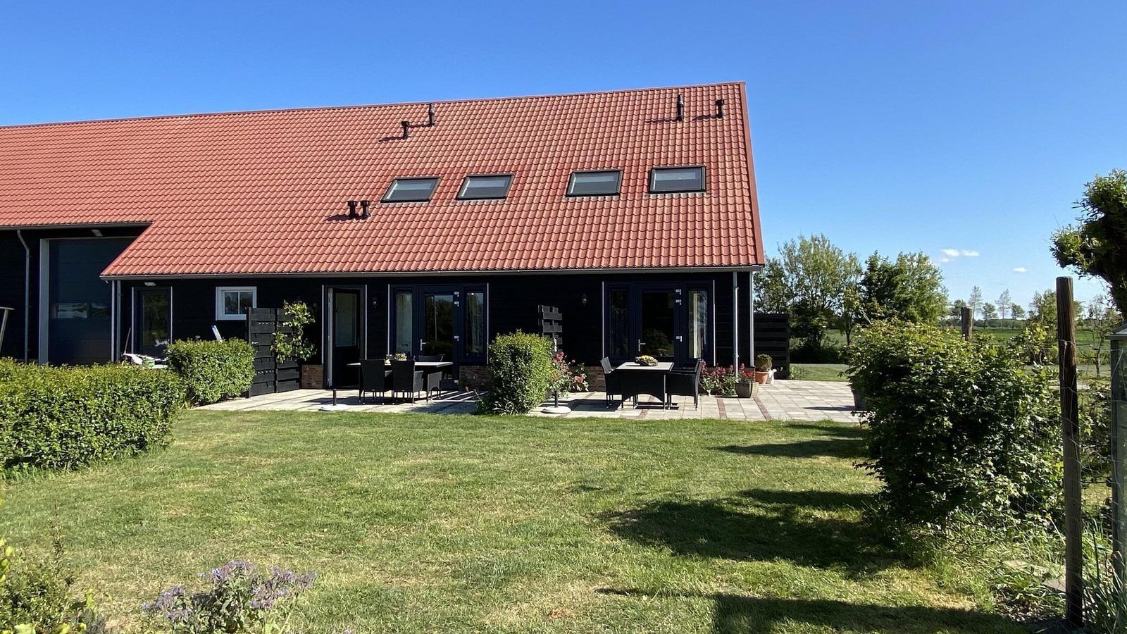Hinterhof von VZ587 Ferienhaus Vrouwenpolder mit Terrasse, Walcheren, Zeeland.