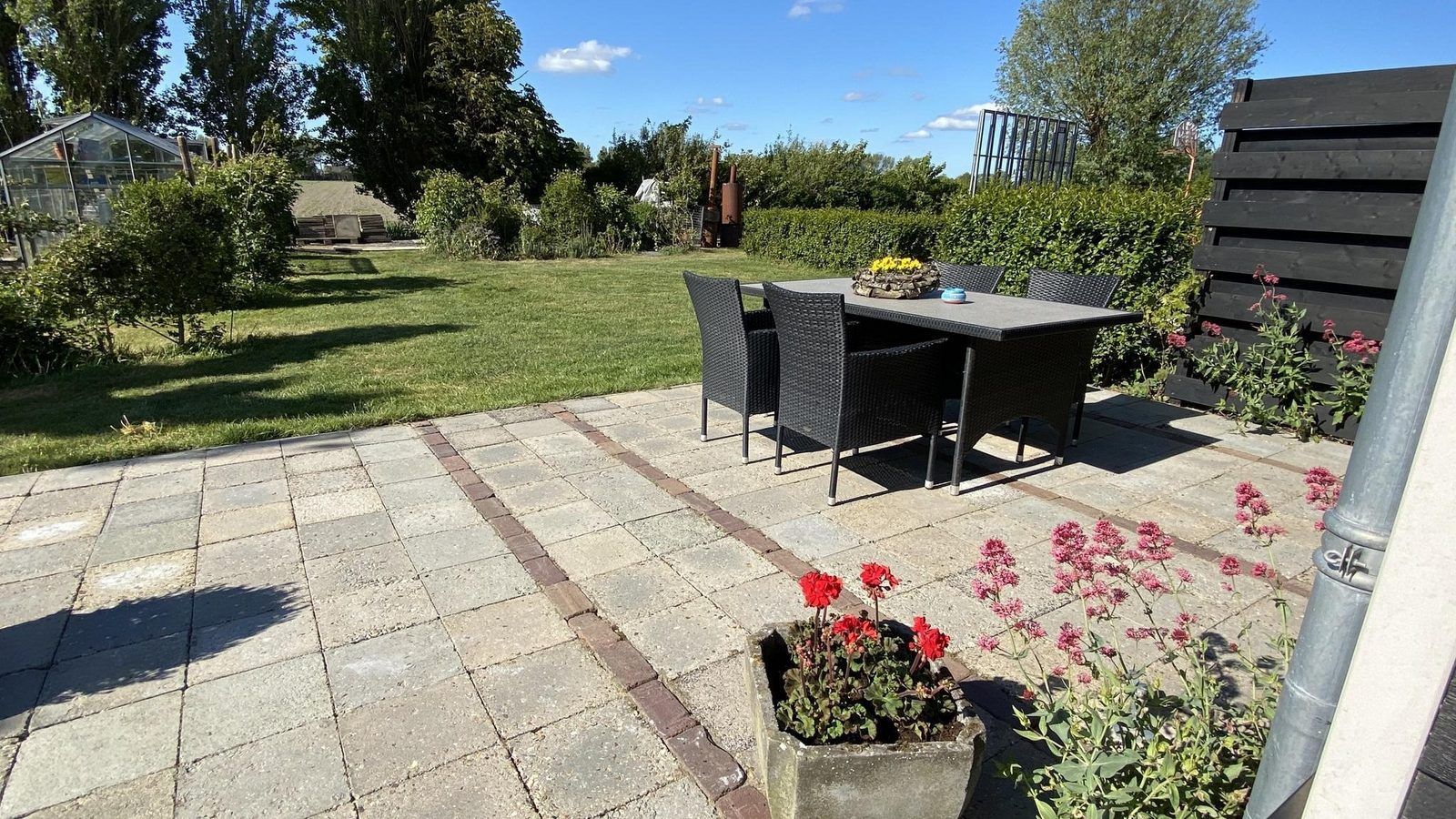 Aussenbereich mit Blumen in VZ587 Ferienhaus Vrouwenpolder, Walcheren.