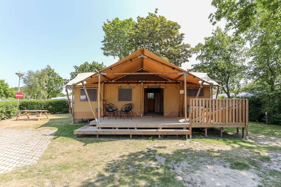 Das Safari-Zelt 8 in Vrouwenpolder, Walcheren bietet eine einladende Terrasse und ein komfortables Glamping-Erlebnis in der Natur Zeelands.