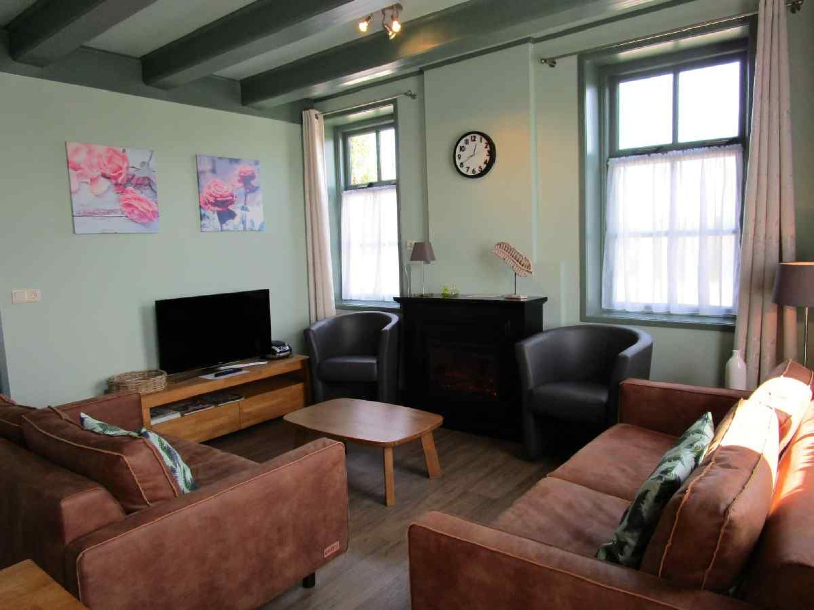 Modernes Badezimmer im Ferienhaus ZE161, Vrouwenpolder, Walcheren, ausgestattet mit eleganten Fliesen.