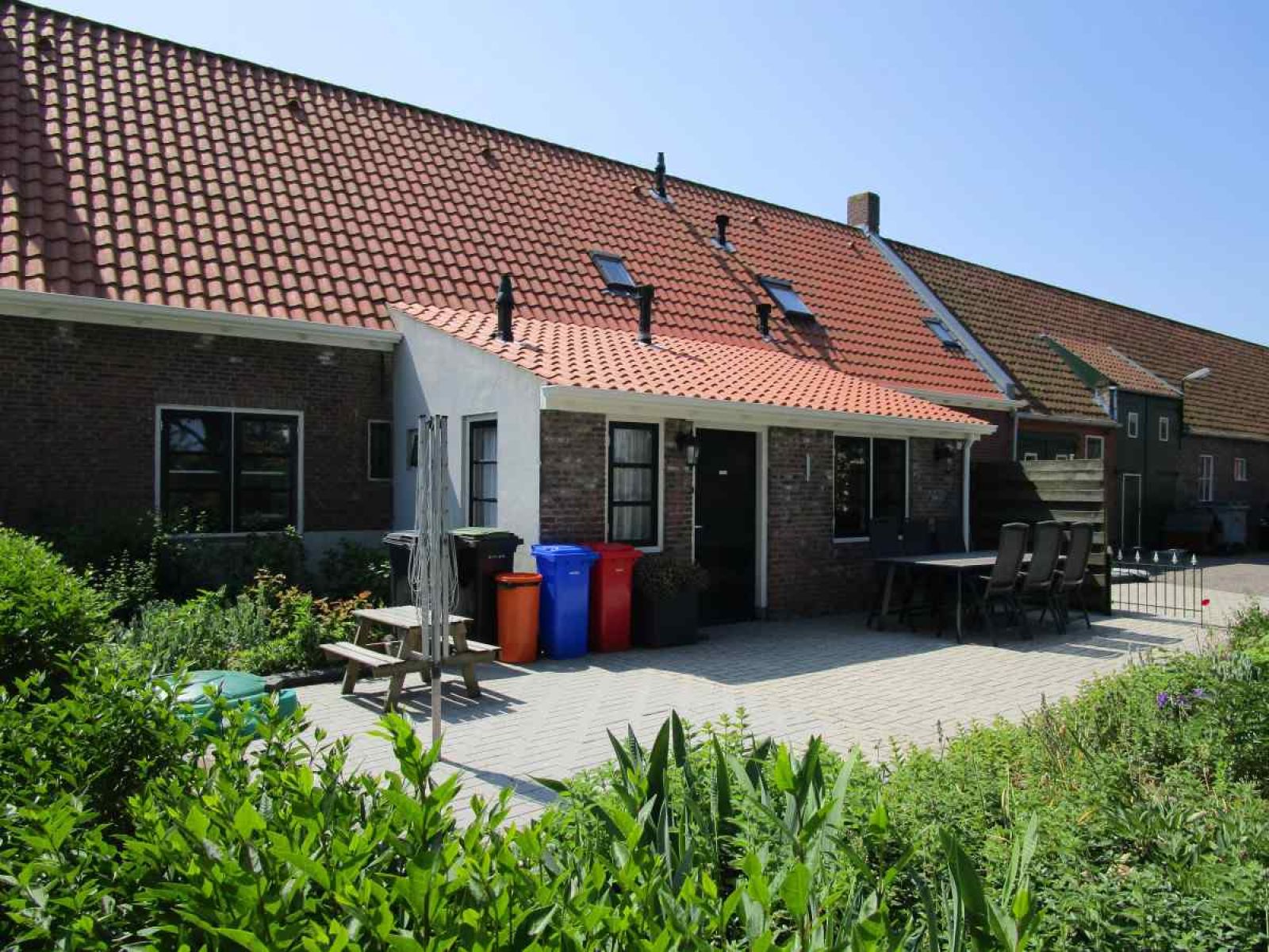 Aussenansicht des Ferienhauses ZE161 in Vrouwenpolder, Walcheren, umgeben von viel Gruen und Ruhe.