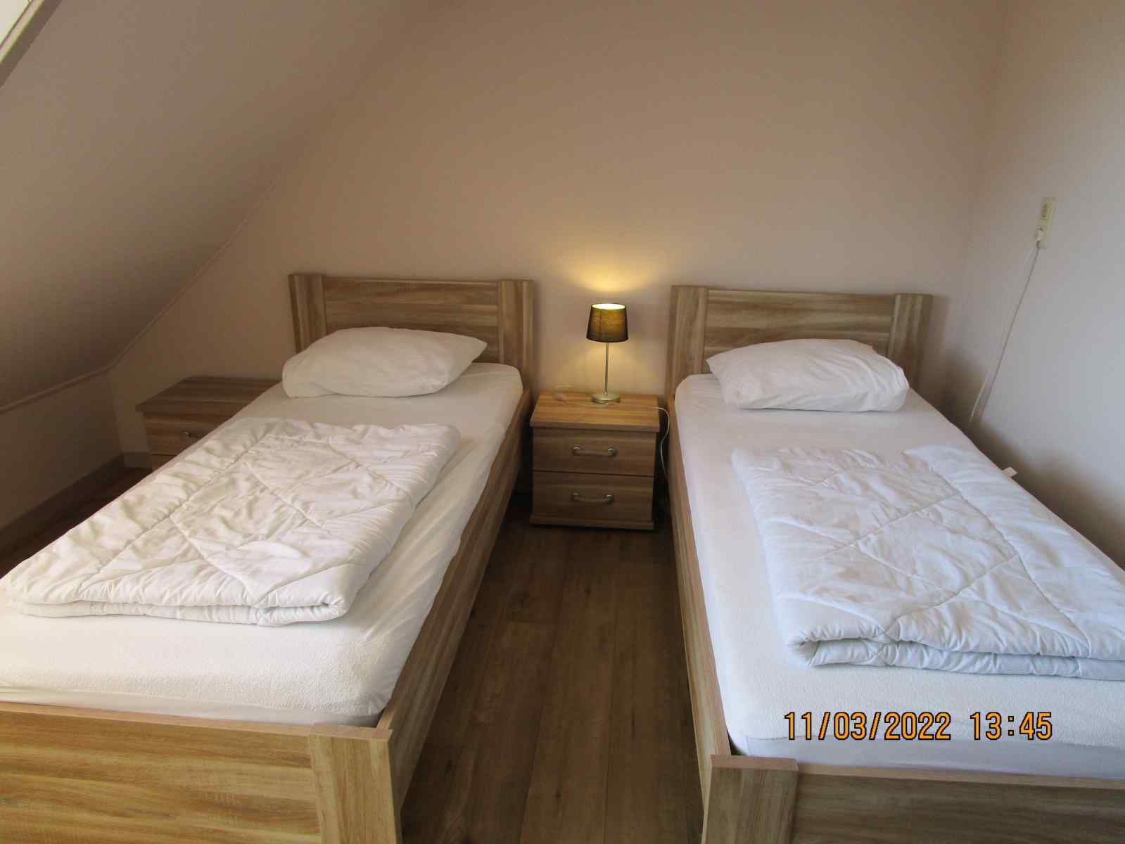 Gemuetliches Schlafzimmer im Ferienhaus ZE161, Vrouwenpolder, Walcheren, mit einem komfortablen Doppelbett.