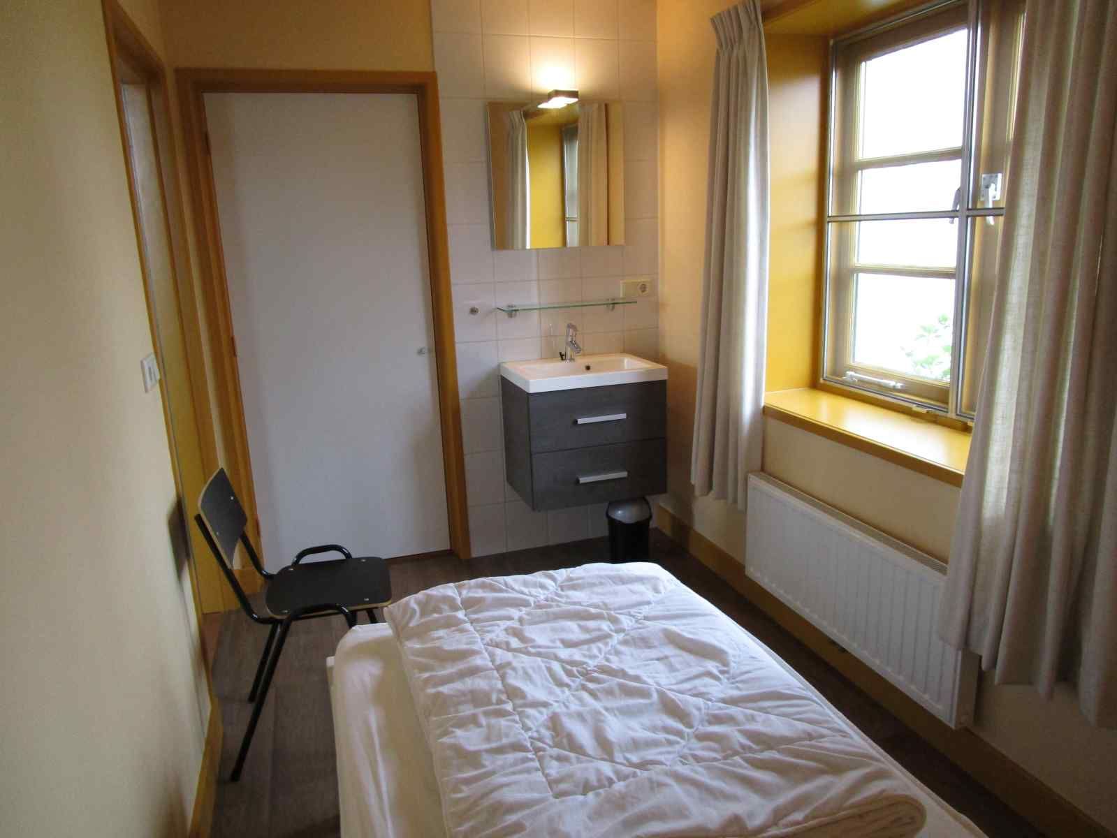 Geraeumige Halle im Ferienhaus ZE161, Vrouwenpolder, Walcheren, mit Holzboeden und Zugang zu den Zimmern.