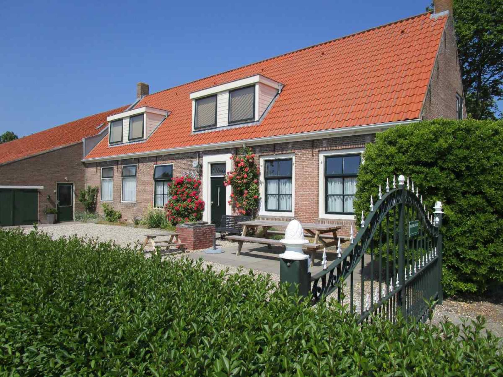 Gemuetliches Wohnzimmer im Ferienhaus ZE161, Vrouwenpolder, Walcheren, mit bequemen Sofas.