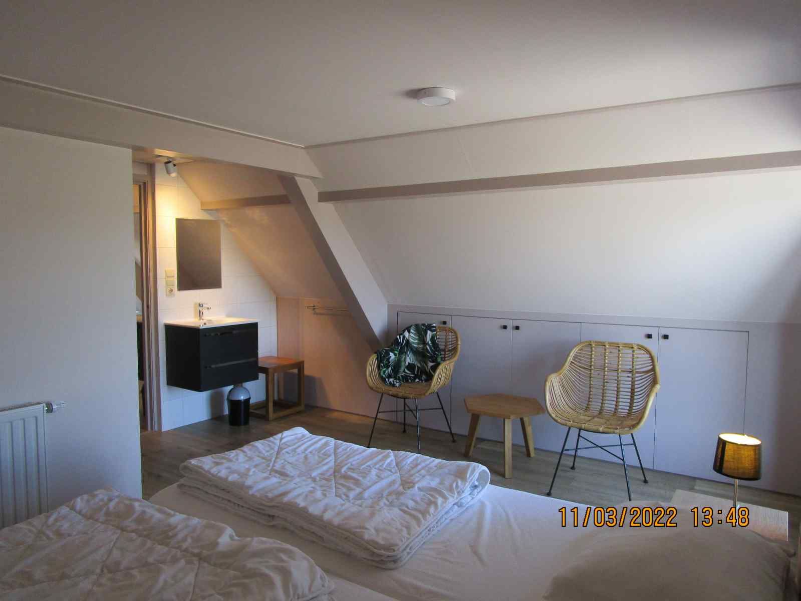 Geraeumige Terrasse am Ferienhaus ZE161 in Vrouwenpolder, Walcheren, mit Blick auf die Natur.