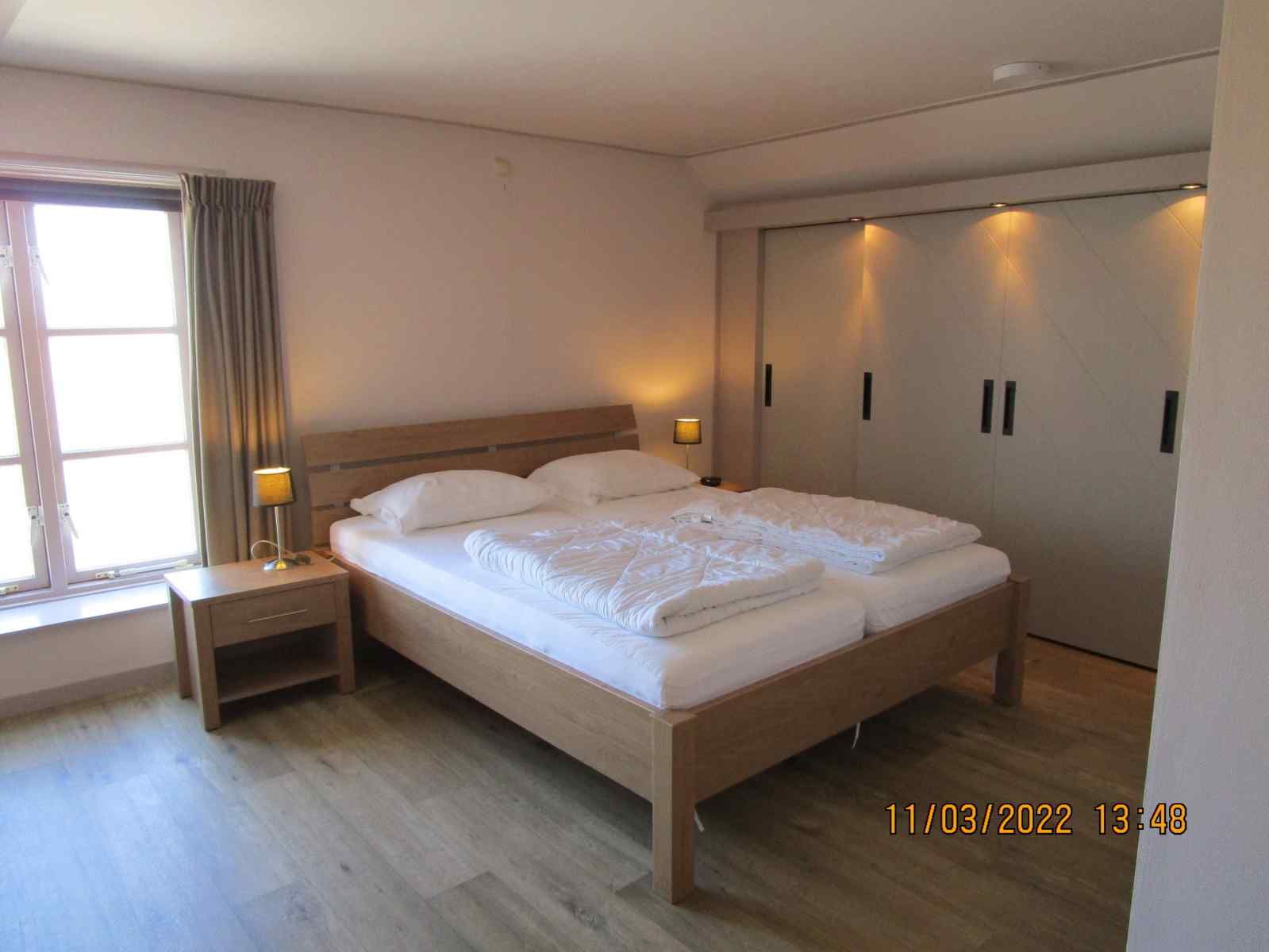 Hinterhof des Ferienhauses ZE161 in Vrouwenpolder, Walcheren, mit viel Gruen und Sitzgelegenheiten.