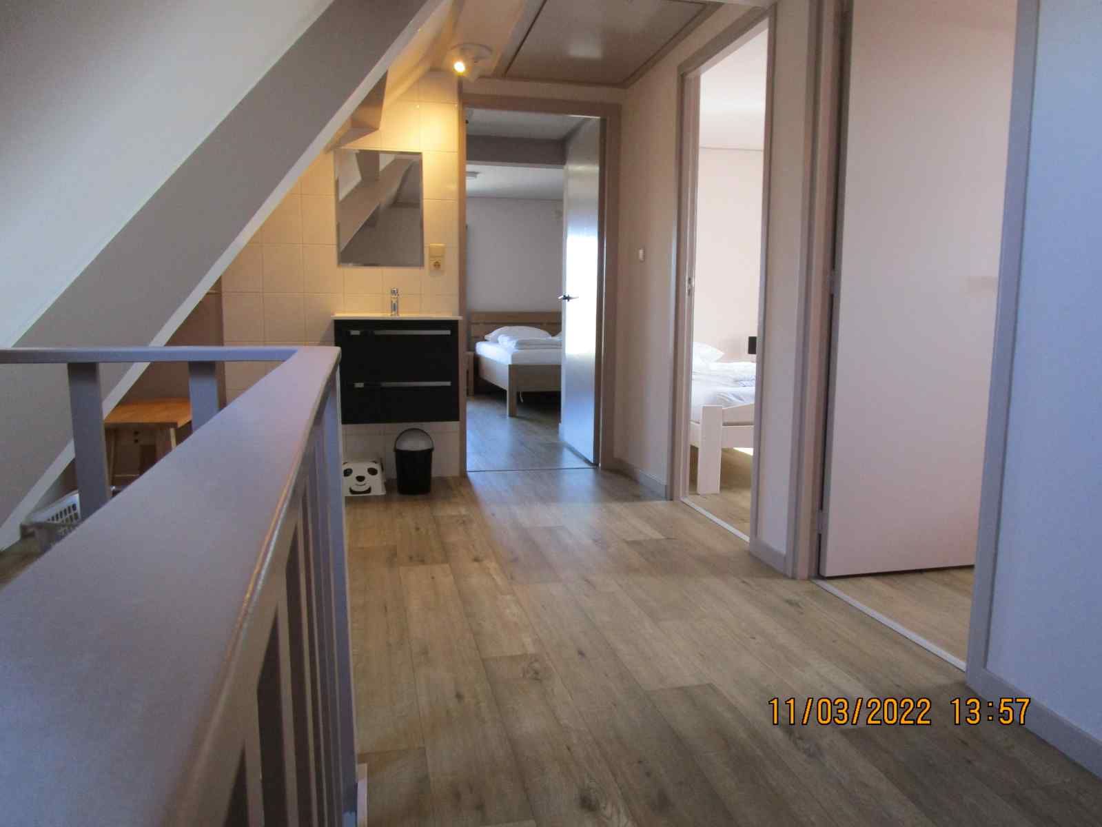 Schlafzimmer mit Holzmoebeln im Ferienhaus ZE161, Vrouwenpolder, Walcheren, fuer einen erholsamen Schlaf.