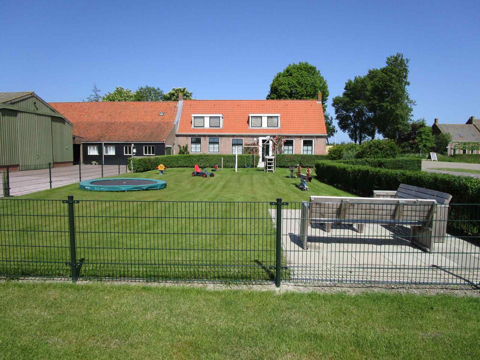 Kleines Schlafzimmer mit Waschbecken im Ferienhaus ZE161, Vrouwenpolder, Walcheren.