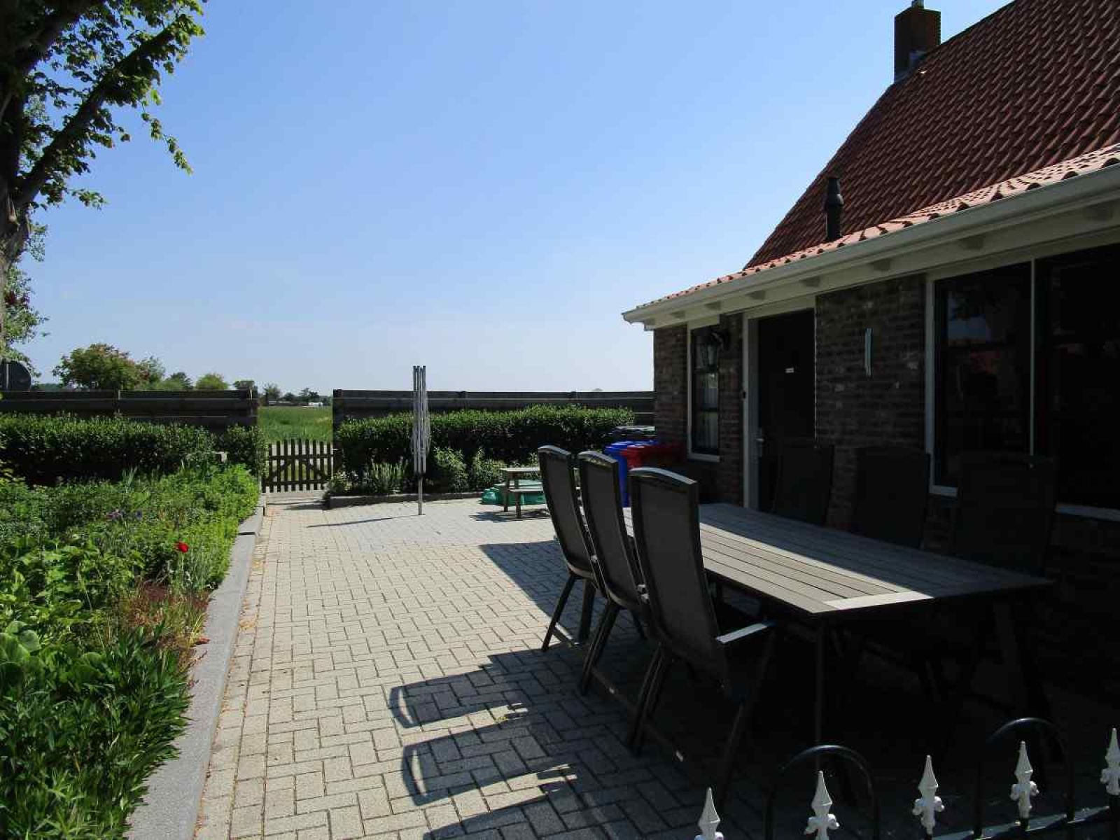 Vorderansicht des Ferienhauses ZE161 in Vrouwenpolder, Walcheren, mit charmanten roten Dachziegeln.