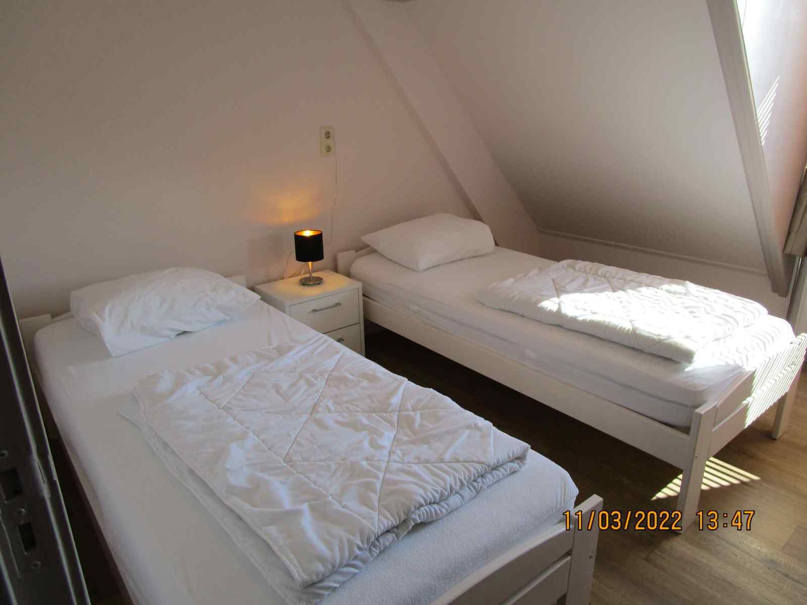 Geraeumiges Dachgeschosszimmer im Ferienhaus ZE161, Vrouwenpolder, Walcheren, mit gemuetlicher Sitzecke.