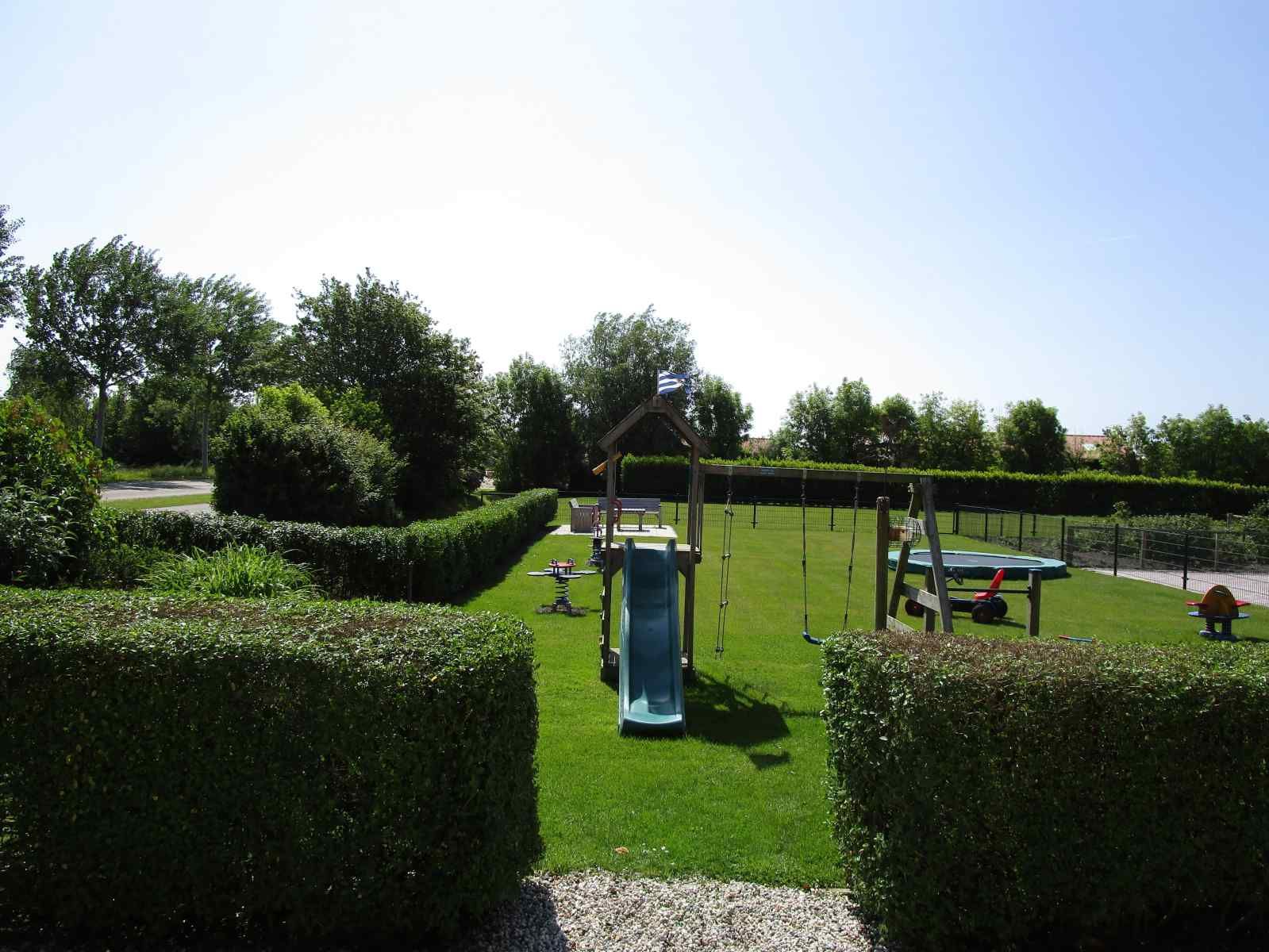 Vollstaendig ausgestattete Kueche im Ferienhaus ZE161, Vrouwenpolder, Walcheren, mit modernen Geraeten.