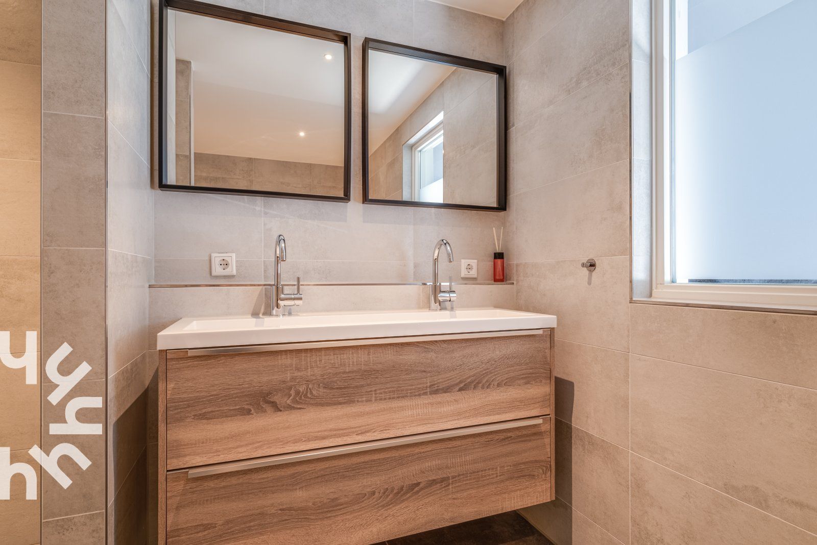 Relax in the luxury bathroom of vacation home ZE1152 in Veere, Walcheren, Zeeland.