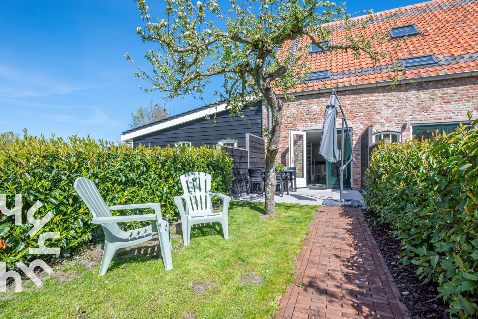 Enjoy the garden at vacation home ZE1151 in Veere, Walcheren, Zeeland with terrace and green surroundings.