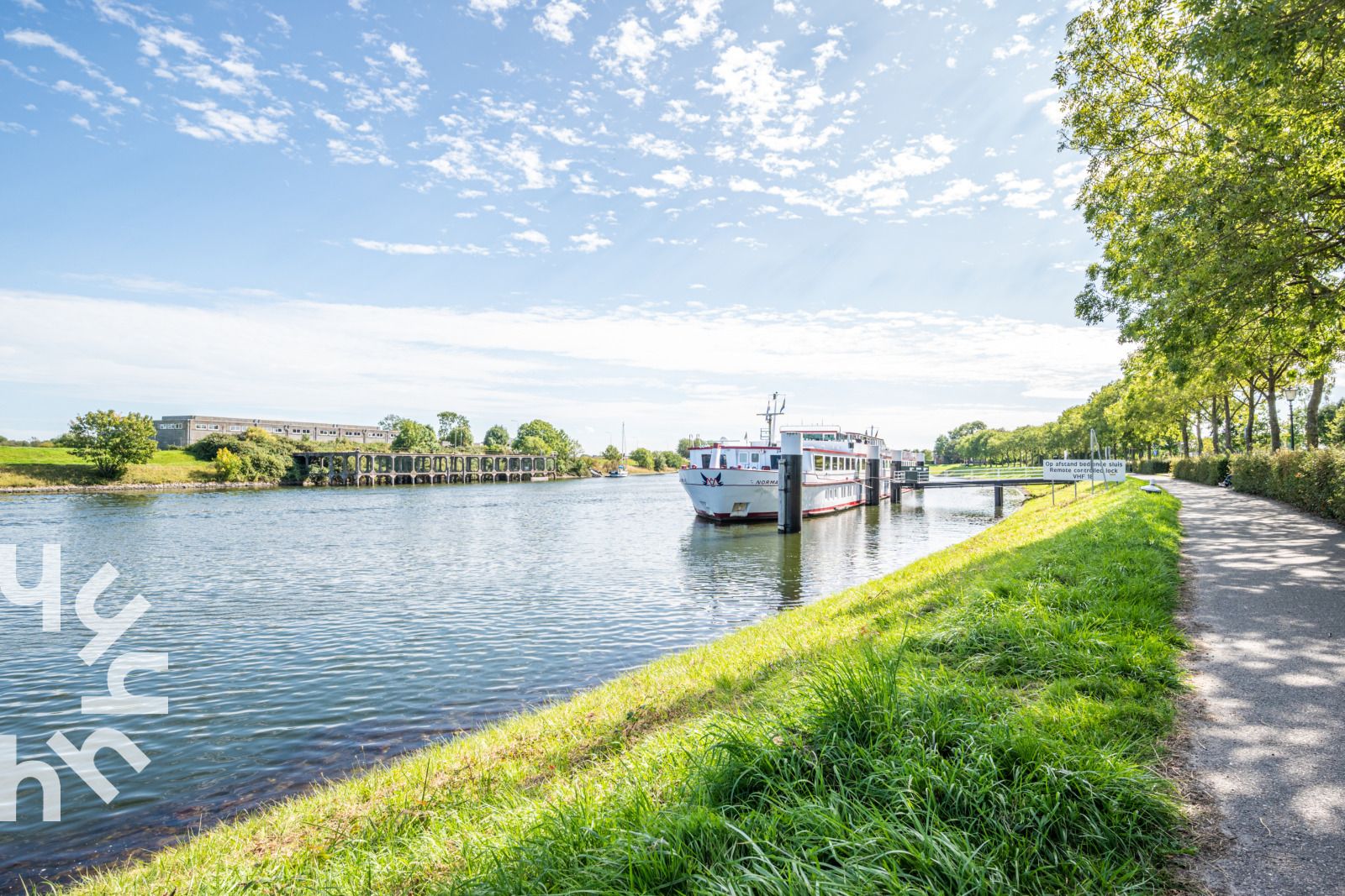 Bicycle storage at vacation home ZE1151, Veere, Walcheren, Zeeland, perfect for cycling enthusiasts.
