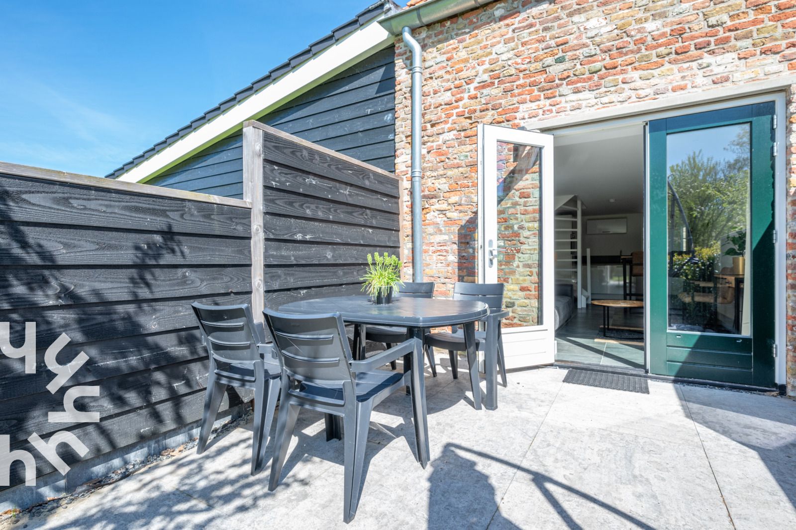Compact kitchen with modern facilities in vacation home ZE1151, Veere, Walcheren, Zeeland.