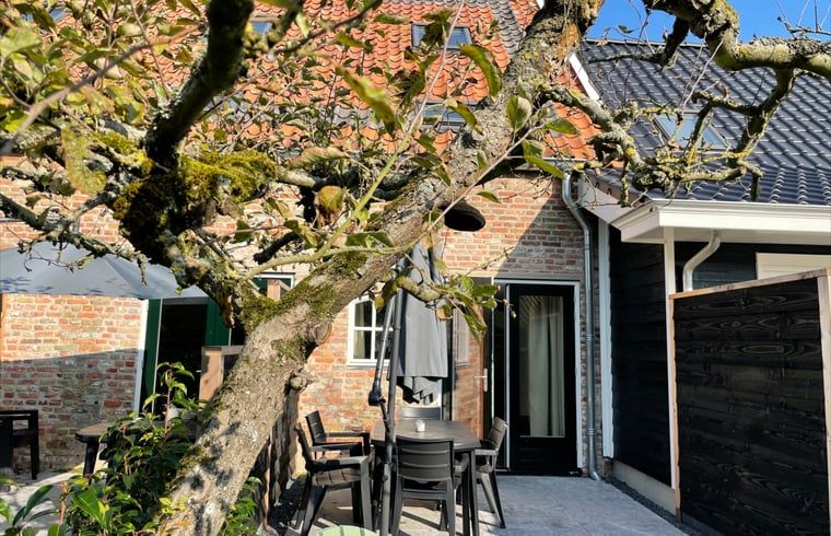 Huisje in Veere, vakantiehuis in Walcheren, Zeeland met sfeervol terras en groene omgeving.