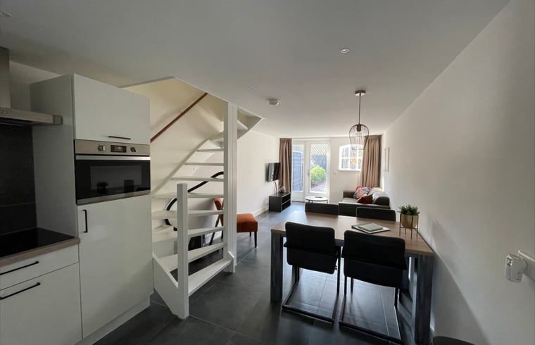 Moderne binnenruimte van Huisje in Veere, vakantiehuis in Walcheren, Zeeland met open keuken en zithoek.