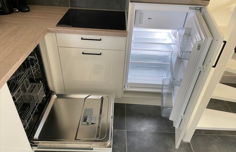Keukenapparatuur in Huisje in Veere, vakantiehuis in Walcheren, Zeeland met vaatwasser en koelkast.
