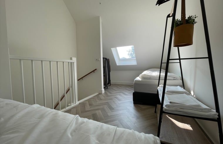 Slaapkamer in Huisje in Veere, vakantiehuis in Walcheren, Zeeland met twee eenpersoonsbedden en dakraam.