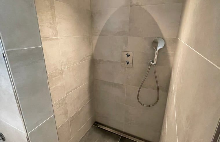 Inloopdouche in Huisje in Veere, vakantiehuis in Walcheren, Zeeland met moderne badkamerafwerking.