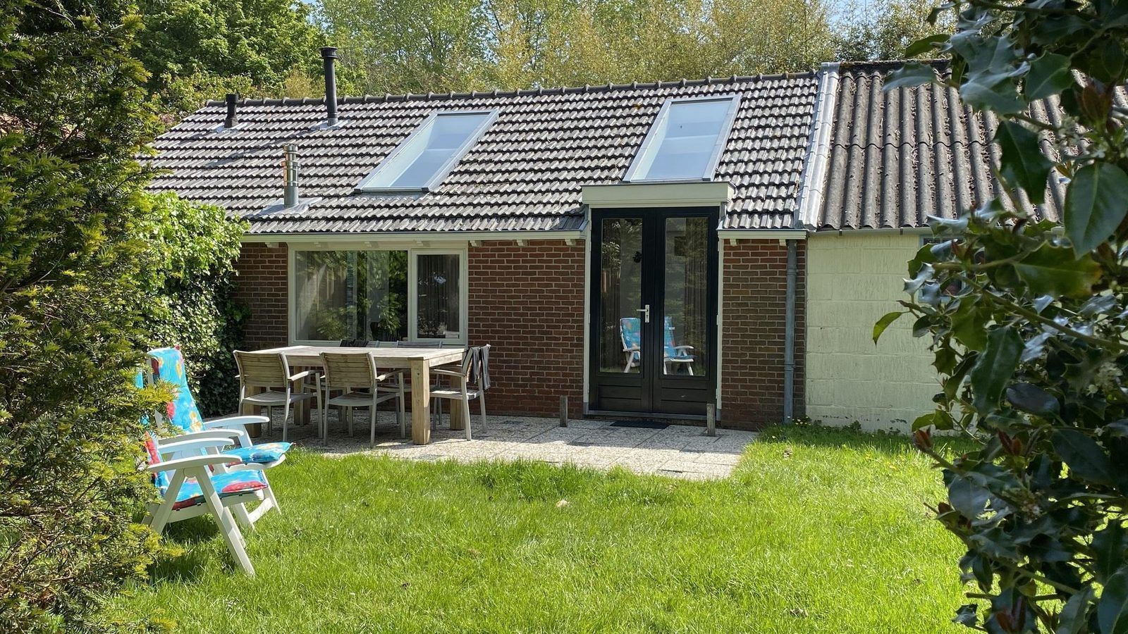 Zonnig terras bij VZ119 Vakantiewoning Veere, Walcheren, perfect voor buiten dineren.