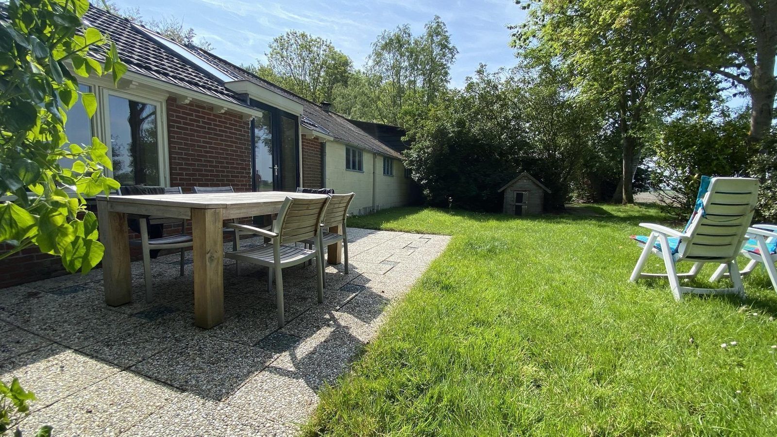 Gezellig terras met houten meubilair bij VZ119 Vakantiewoning Veere, Walcheren.