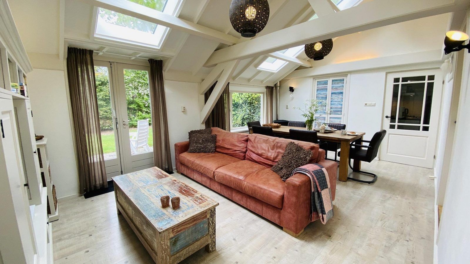 Lichte woonkamer in VZ119 Vakantiewoning Veere met comfortabele zitruimte.