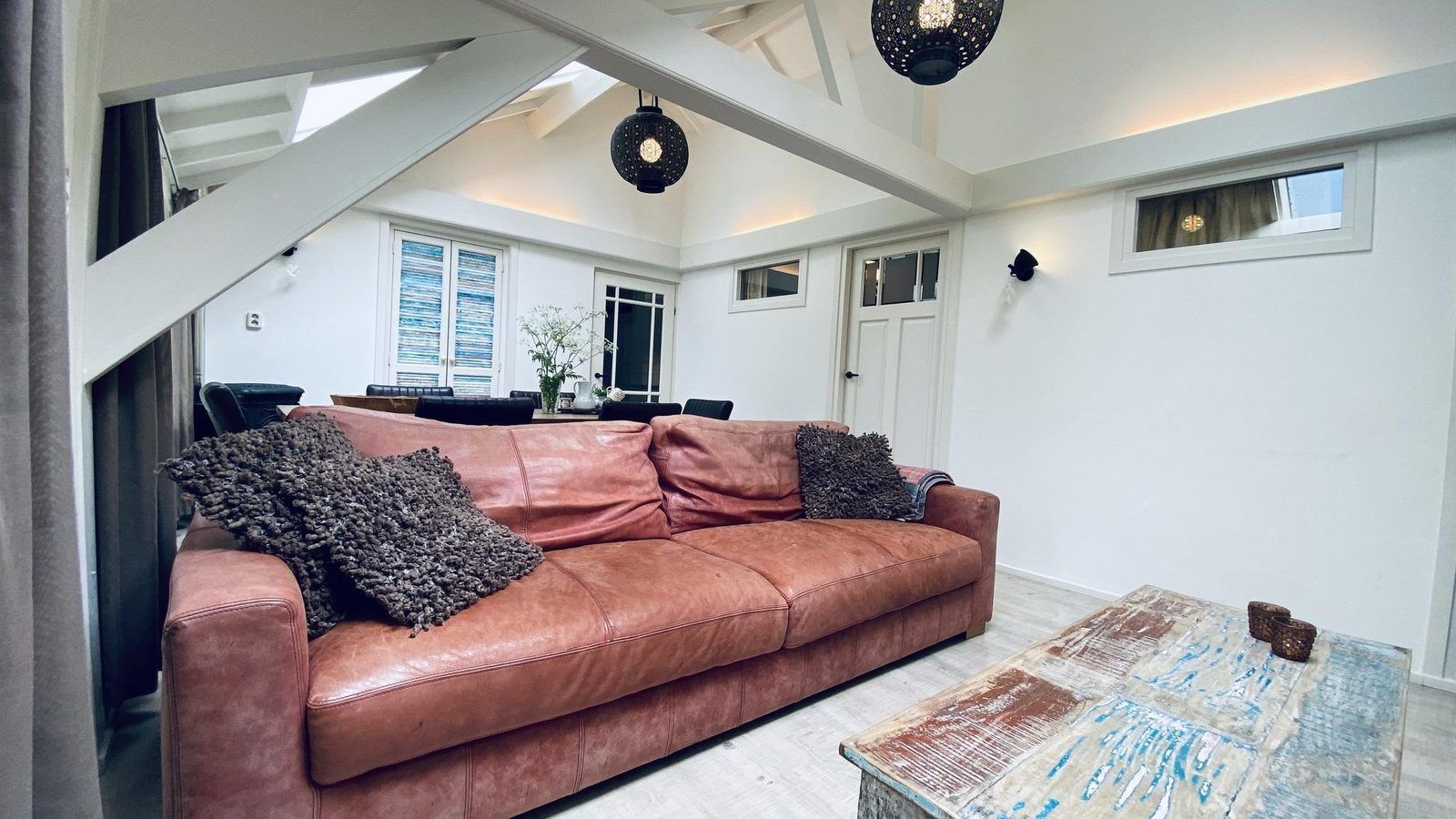 Moderne woonkamer van VZ119 Vakantiewoning Veere met ruime zithoek in Walcheren.