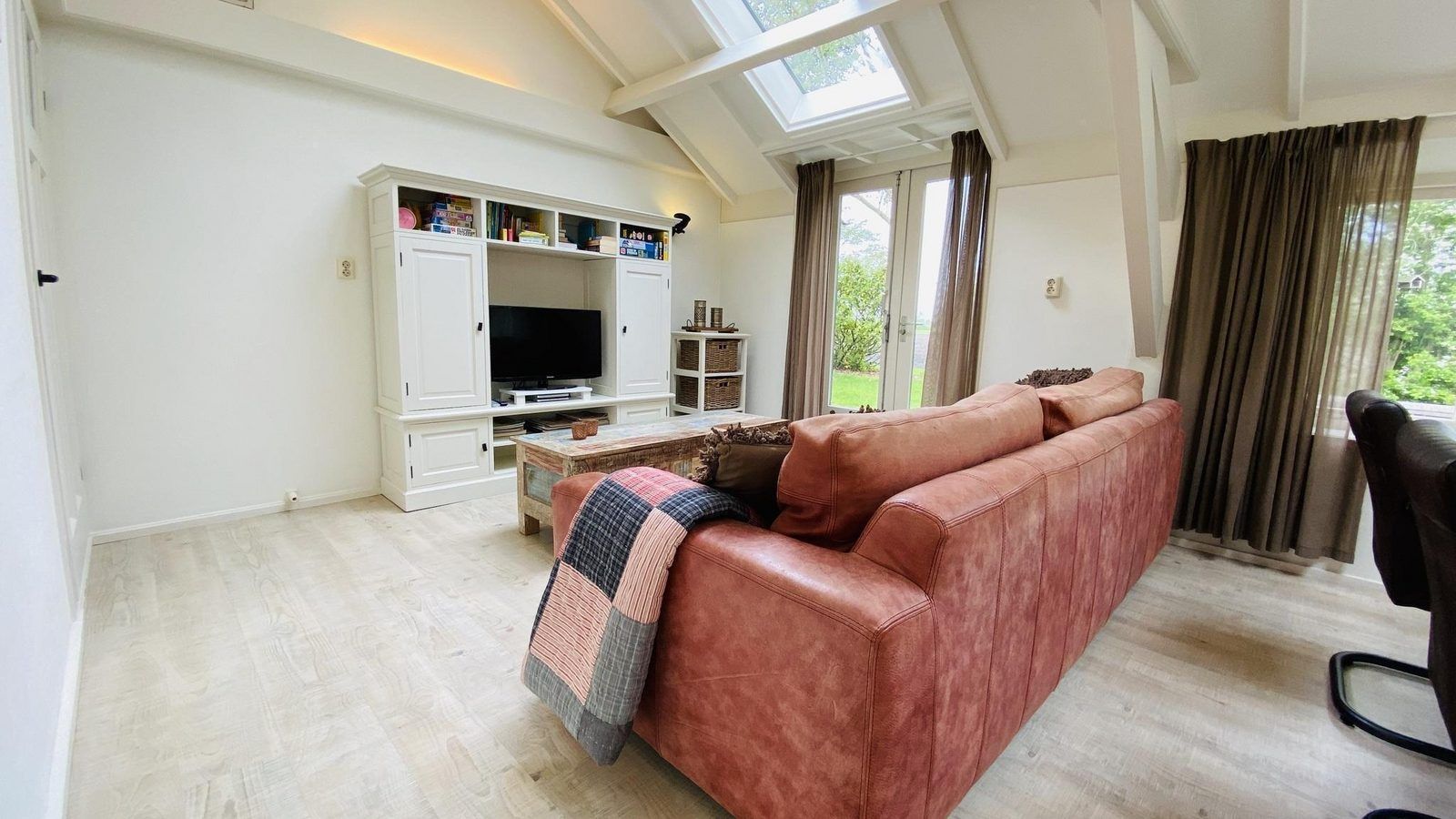 Lichte woonkamer met tv in VZ119 Vakantiewoning Veere, Walcheren, Zeeland.