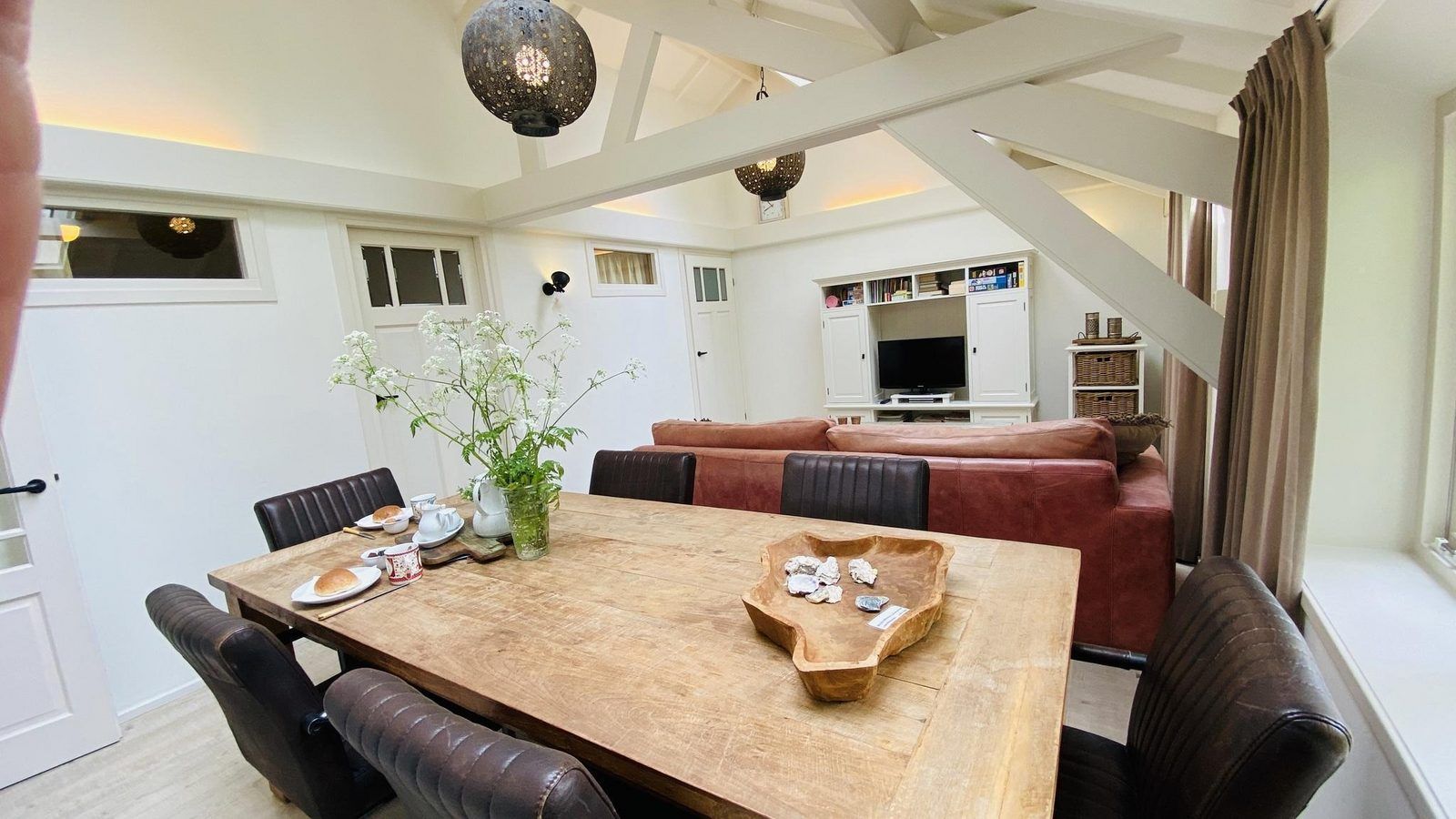 Eetkamer met houten tafel in VZ119 Vakantiewoning Veere, perfect voor gezellige maaltijden.