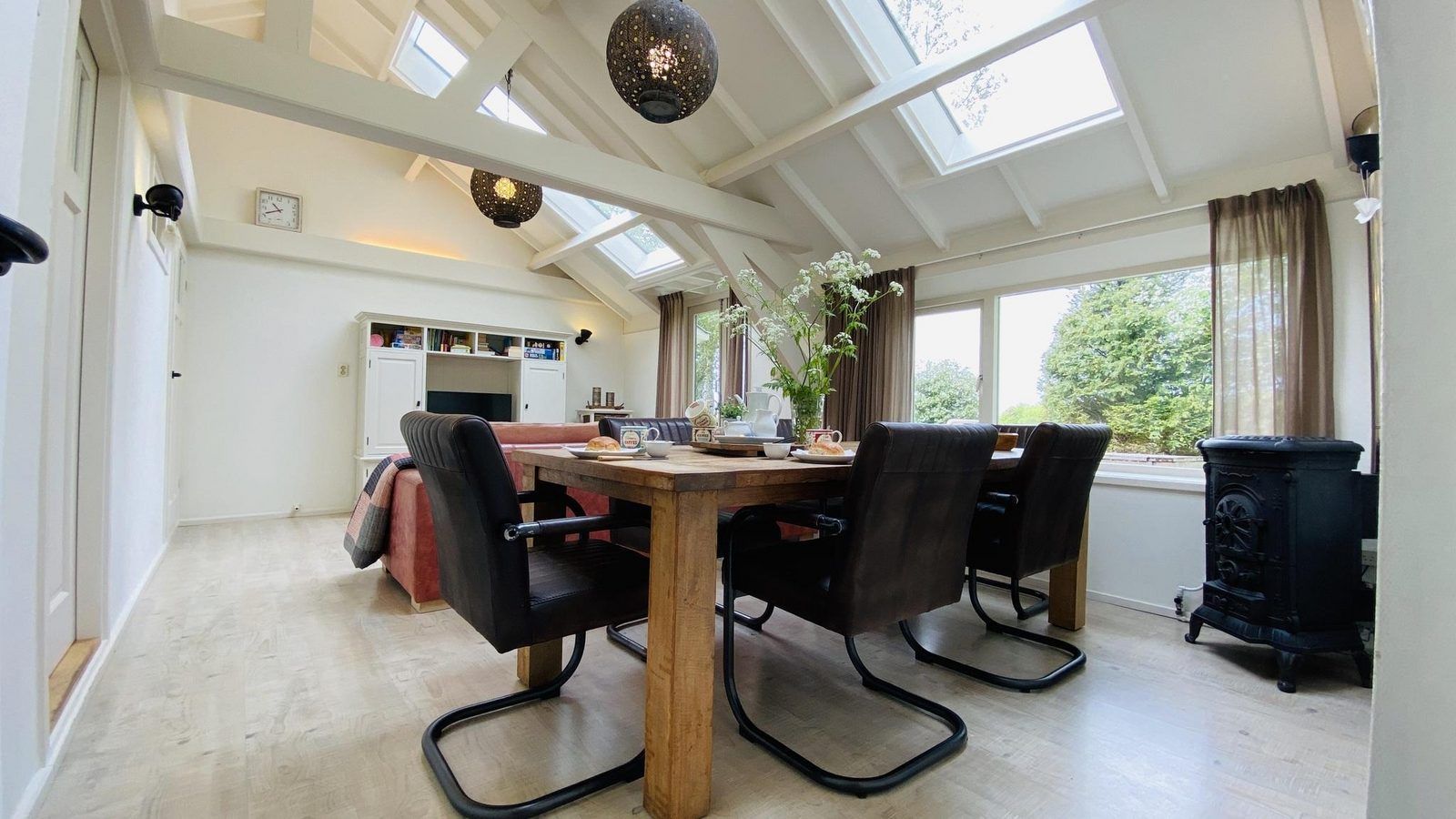 Eetkamer met grote ramen in VZ119 Vakantiewoning Veere, Walcheren, Zeeland.