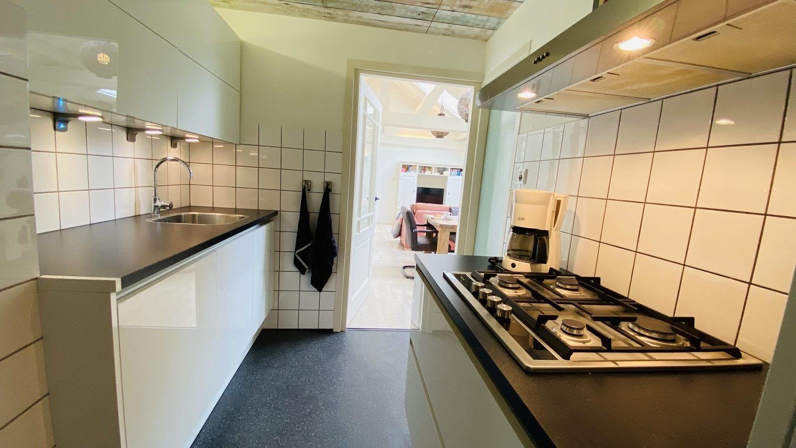 Keuken met inbouwapparatuur in VZ119 Vakantiewoning Veere, Walcheren, Zeeland.