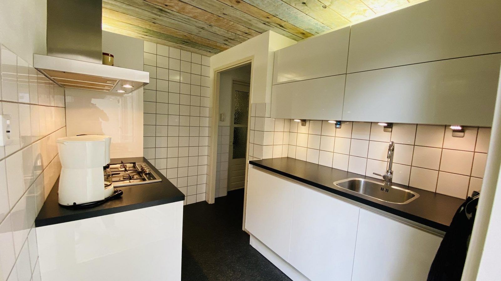 Functionele keuken in VZ119 Vakantiewoning Veere, ideaal voor culinaire avonturen.