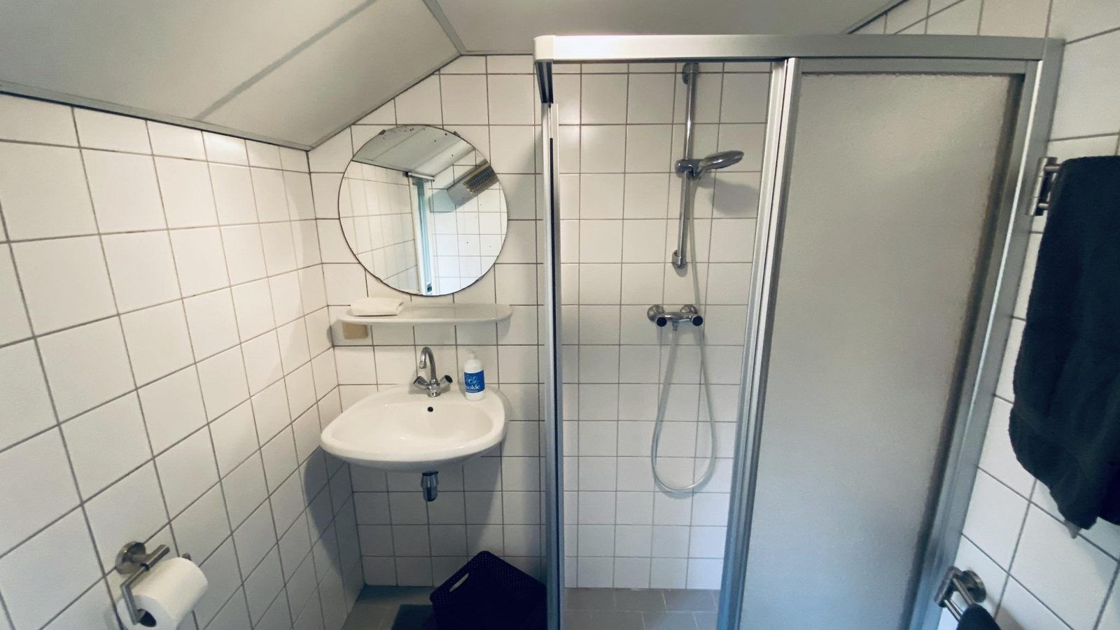 Stijlvolle badkamer met douche in VZ119 Vakantiewoning Veere, Walcheren.