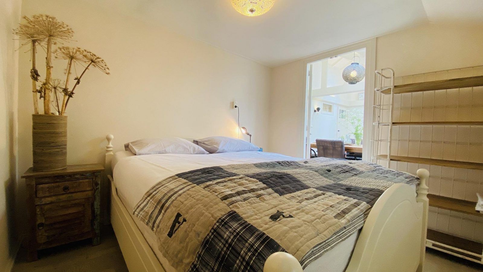 Sfeervolle slaapkamer in VZ119 Vakantiewoning Veere, Walcheren, met comfortabel bed.