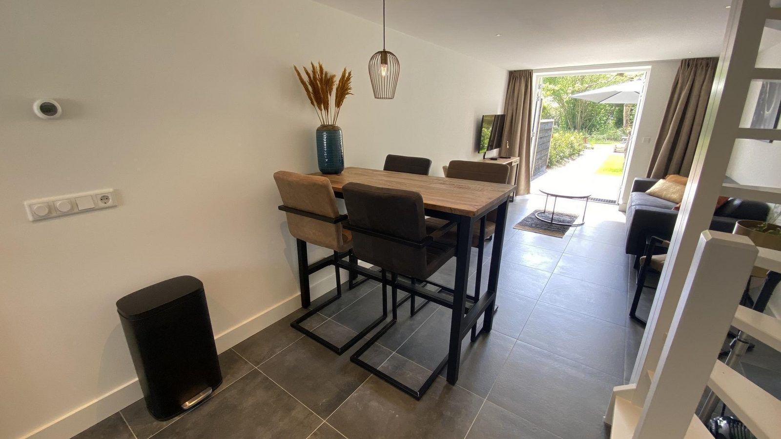 Dining area in VZ1022 Holiday apartment in Veere, Walcheren, Zeeland with garden view.