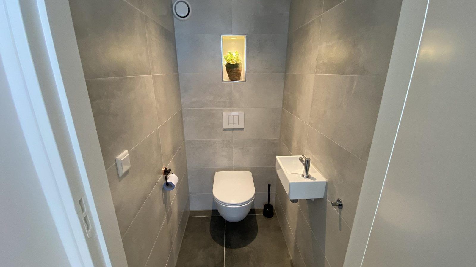 Stylish bathroom of VZ1022 Holiday apartment in Veere, Walcheren, Zeeland with modern finishes.