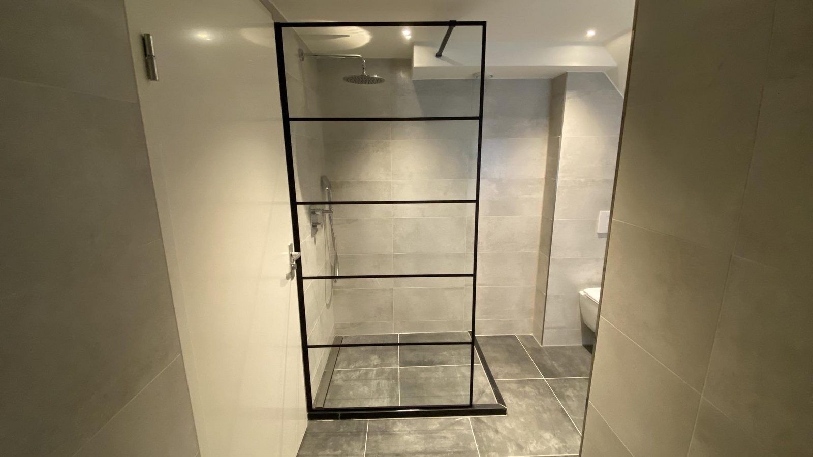Modern shower in VZ1022 Holiday apartment in Veere, Walcheren, Zeeland with glass wall.