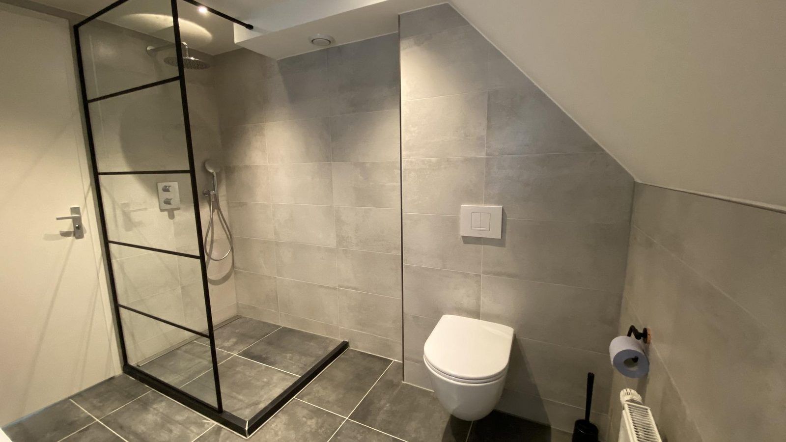 Spacious bathroom of VZ1022 Holiday apartment in Veere, Walcheren, Zeeland with walk-in shower.