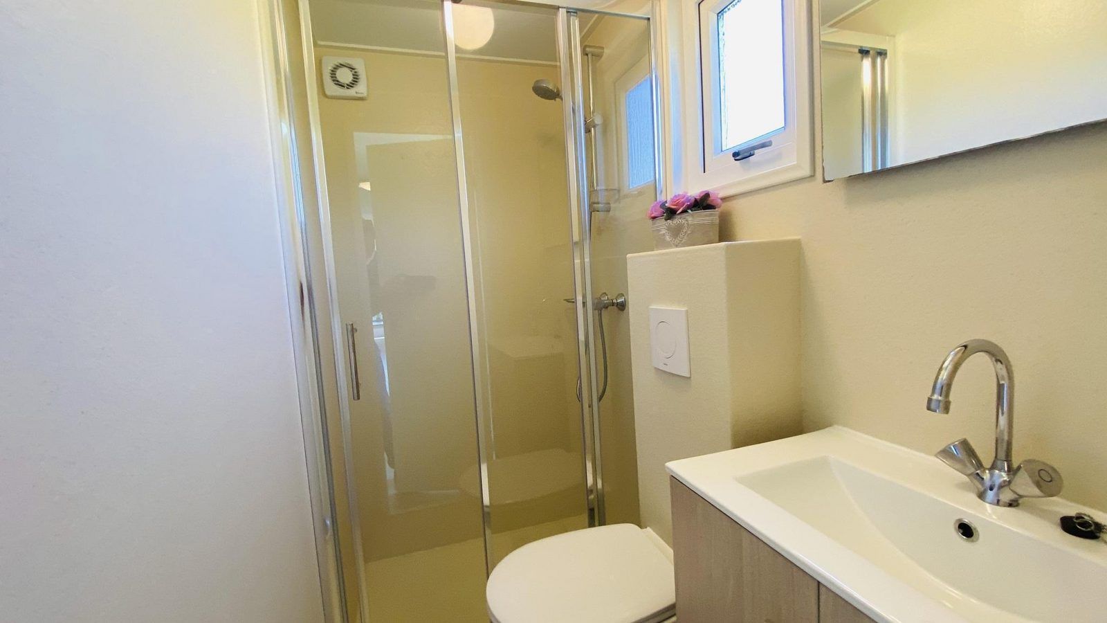 Bathroom with shower in VZ235 Chalet Veere in Veere, Zeeland