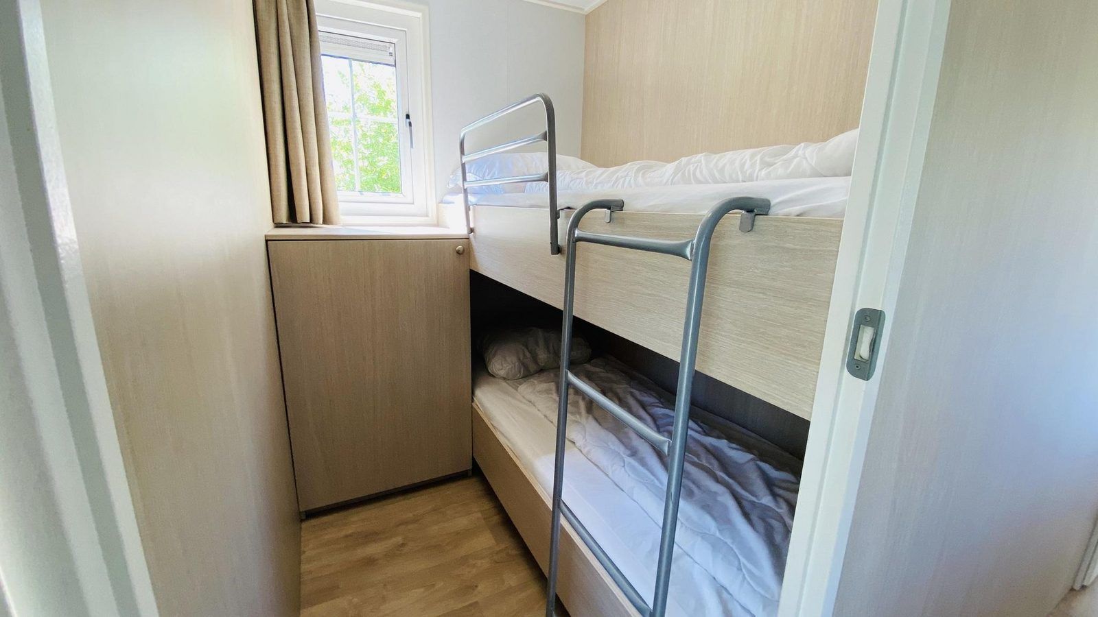 Bedroom with bunk beds in VZ235 Chalet Veere in Veere, Walcheren